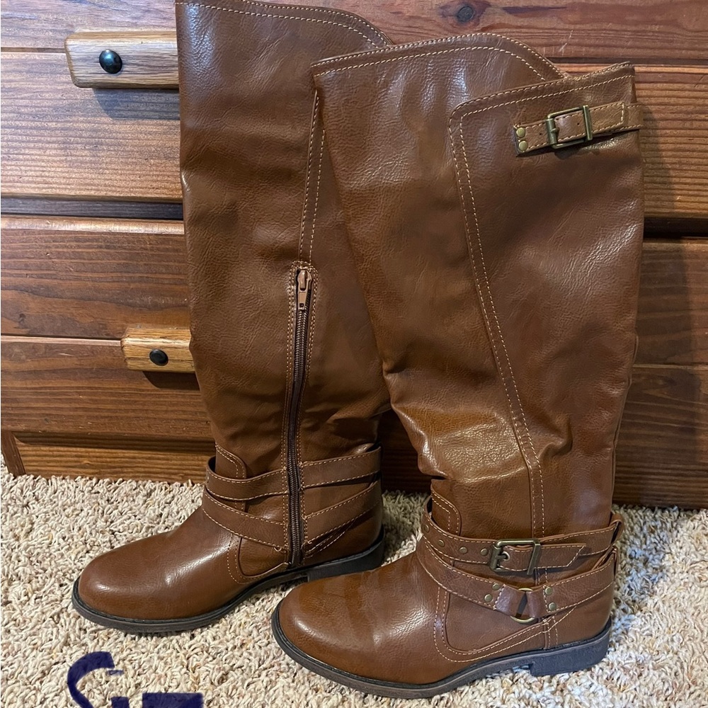 Never worn, light brown boots